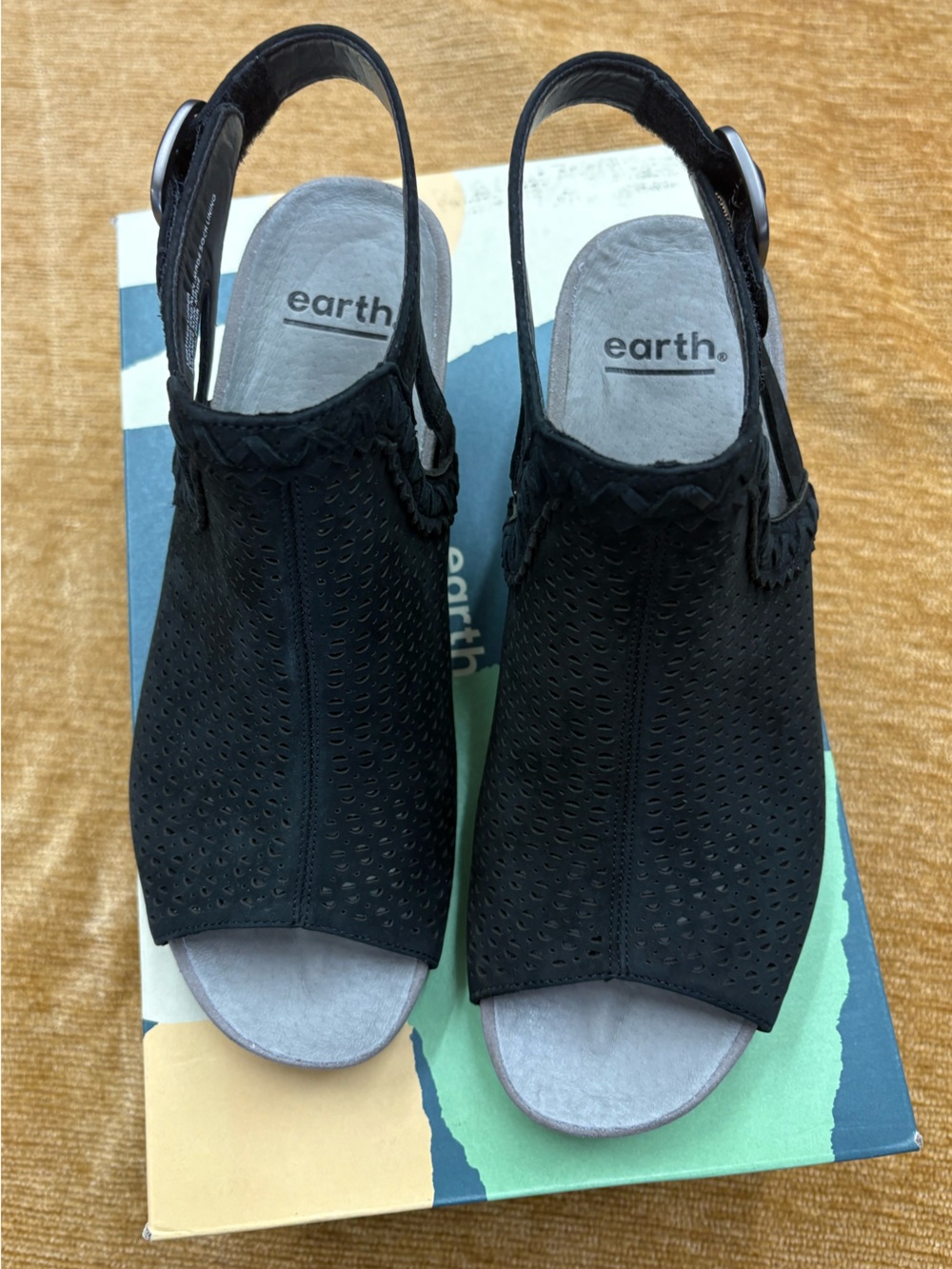 Earth Black leather size 8.5, heeled, open toe Perforated Slingback Sandals